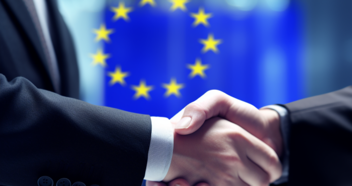 Zwei Hände werden geschüttelt um den Abschluss des Angemessenheitsbeschlusses zu besiegeln.